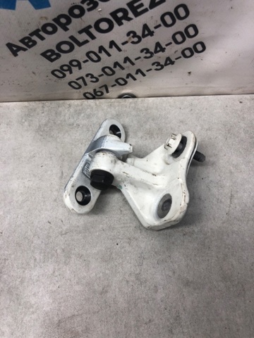 Петля задніх правих дверей A1767300637 MERCEDES