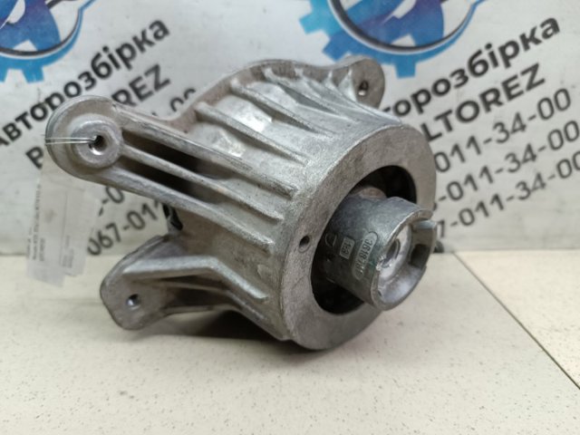 Подушка (опора) двигуна, права передня A2052400300 MERCEDES