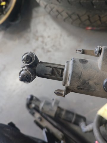 Форсунка омивача фари передньої, правої A2128600047 MERCEDES