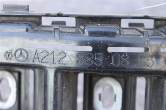 Кронштейн бампера заднього, правий A2128850865 MERCEDES