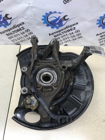 Цапфа поворотна права A2213503208 MERCEDES