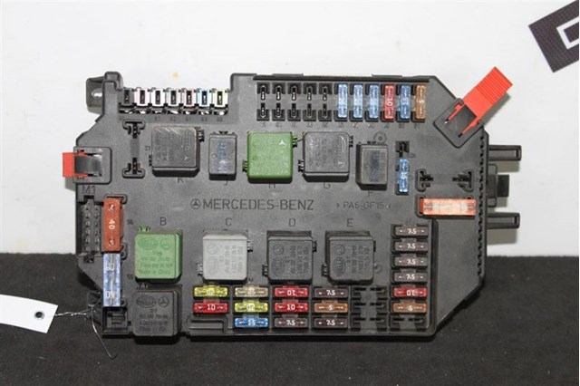 Коробка запобіжників A2215404550 MERCEDES