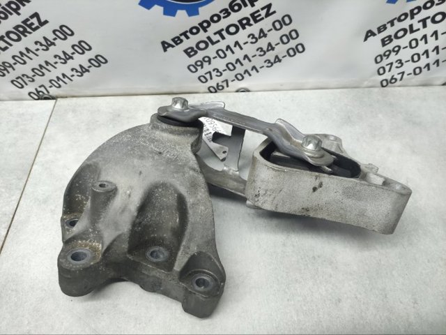 Подушка (опора) двигуна, права верхня A2462401109 MERCEDES