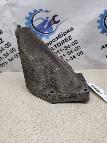 Кронштейн подушки (опори) двигуна, лівої A6132230404 MERCEDES