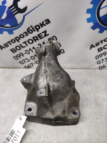 Кронштейн подушки (опори) двигуна, лівої A6422236304 MERCEDES