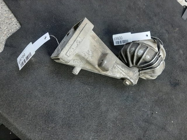 Кронштейн подушки (опори) двигуна, правої A6462230204 MERCEDES