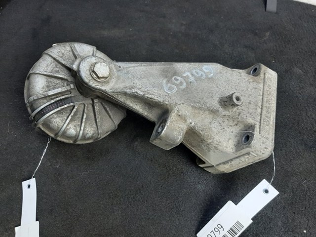 Кронштейн подушки (опори) двигуна, правої A6462230204 MERCEDES