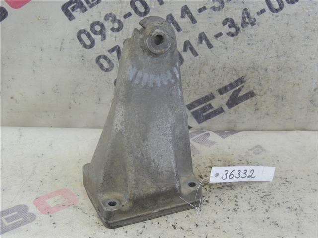 Кронштейн подушки (опори) двигуна, правої A6462230704 MERCEDES