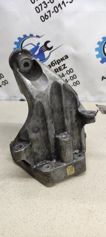 Кронштейн подушки (опори) двигуна, лівої A6512231704 MERCEDES