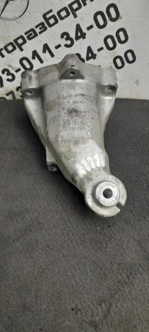 Кронштейн подушки (опори) двигуна, правої A6512233504 MERCEDES
