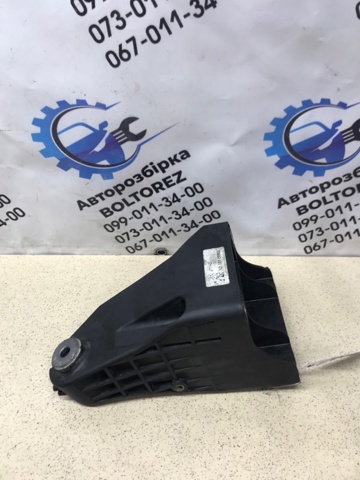 Кронштейн подушки (опори) двигуна, правої A6542230100 MERCEDES