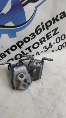 Петля задніх дверей, правих D46172210B MAZDA