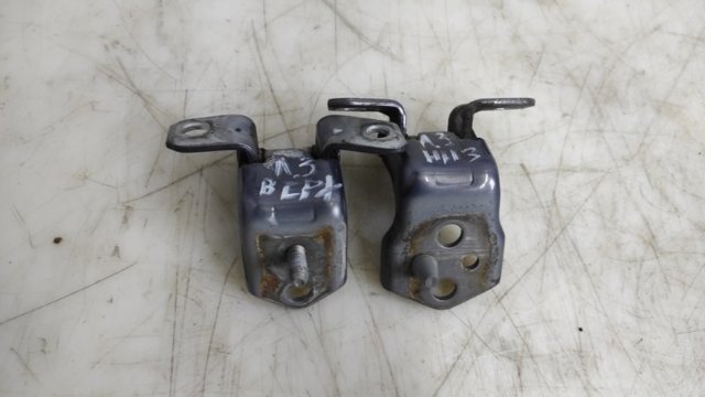 Петля задніх лівих дверей D46173210B MAZDA