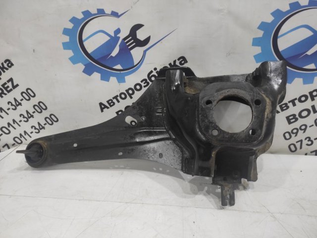 Кулак поворотний правий EH4428200 MAZDA