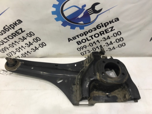 Кулак поворотний правий EH4428250 MAZDA