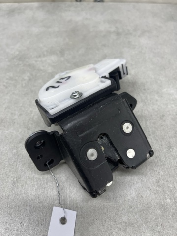 Замок і ручка дверей задка G33M62310B MAZDA