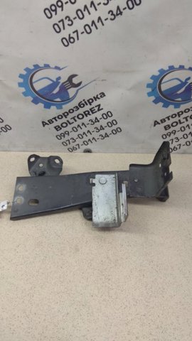 Кронштейн кріплення крила переднього лівого, передній GHP952240C MAZDA