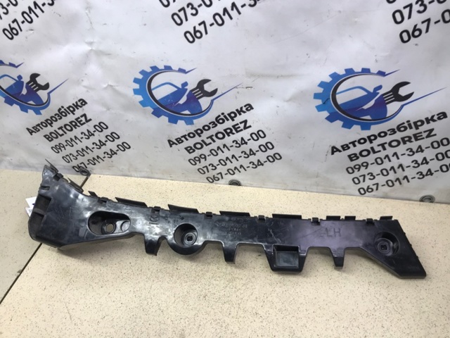 Лівий кронштейн кріплення бампера заднього GJR9502J1 MAZDA