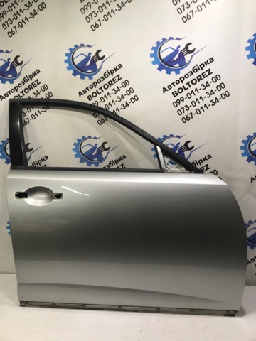 Пасажирські передні двері H0100CG0MM NISSAN