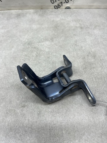 Петля задніх лівих дверей KD5373240A MAZDA