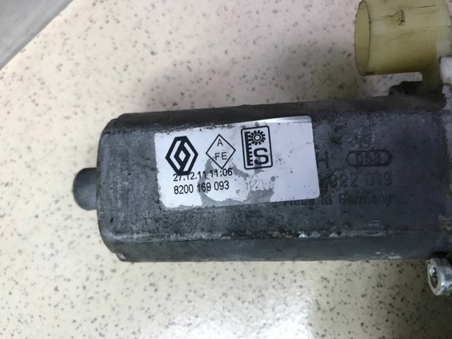 Кріплення бамера ліве LR013860 LAND ROVER