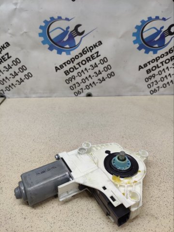 Двигун склопідіймача двері передньої, правої LR015450 LAND ROVER
