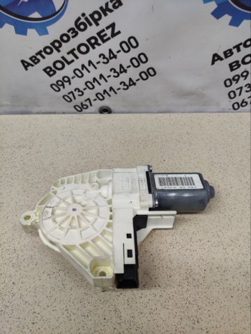 Моторчик склопідйомника двері задніх, правих LR016352 LAND ROVER