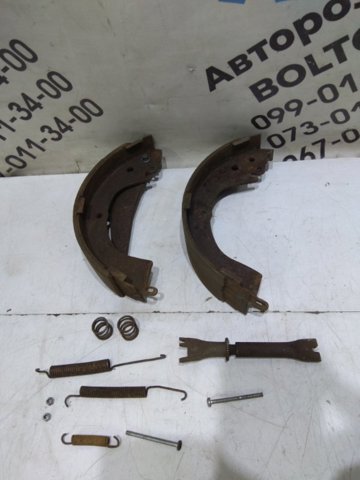 Колодки гальмівні задні, барабанні MN102643 MITSUBISHI