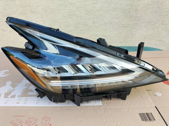 Фара правая 260109UF0E NISSAN