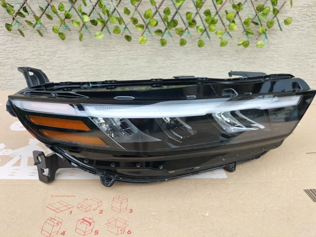 Фара передня права 3310030AA01 HONDA