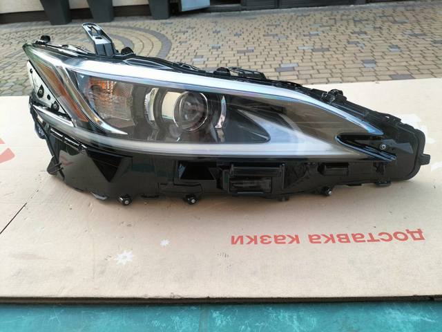 Фара правая 8111006C91 TOYOTA