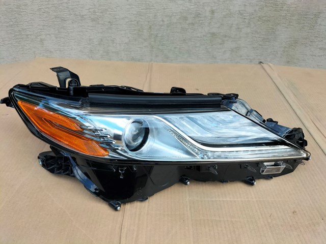Основна фара - вставка 8111006D80 TOYOTA