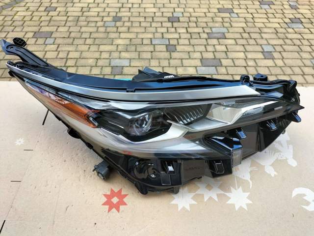Фара правая 8111008130 TOYOTA