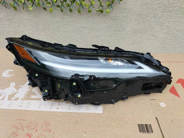 Фара комбінована, передня 811100E710 TOYOTA