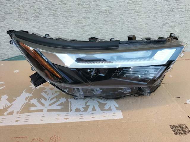 Фара основна права 811100R440 TOYOTA