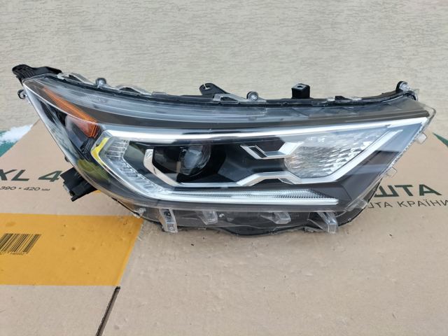 Фара основна права 8113042A02 TOYOTA