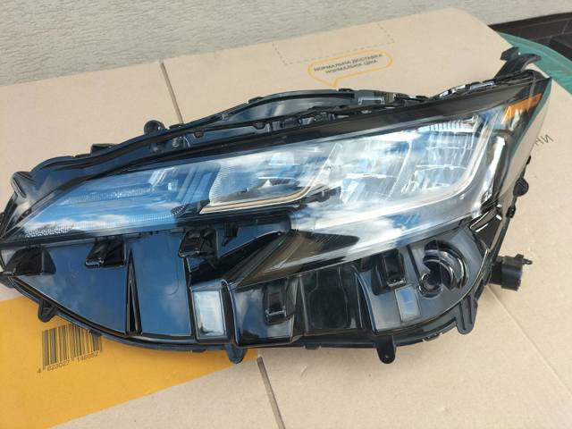 Основна фара в зборі ліва 8115008100 TOYOTA