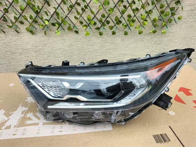 Фара дальнього світла в зборі 811500R161 TOYOTA
