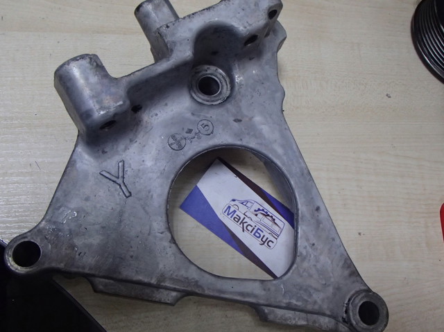 Кронштейн подушки (опори) двигуна, правої 112318H800 NISSAN
