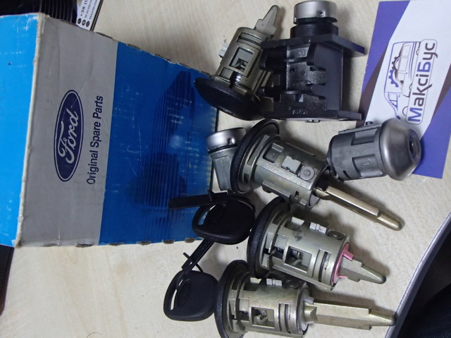 Личинки замків, комплект 4359018 FORD