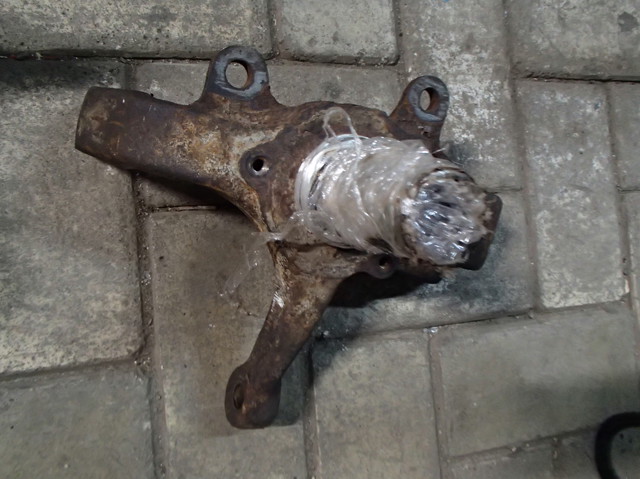 Цапфа поворотна ліва 94173341 OPEL
