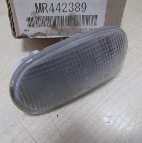 Повторювач повороту в крило MR442389 MITSUBISHI