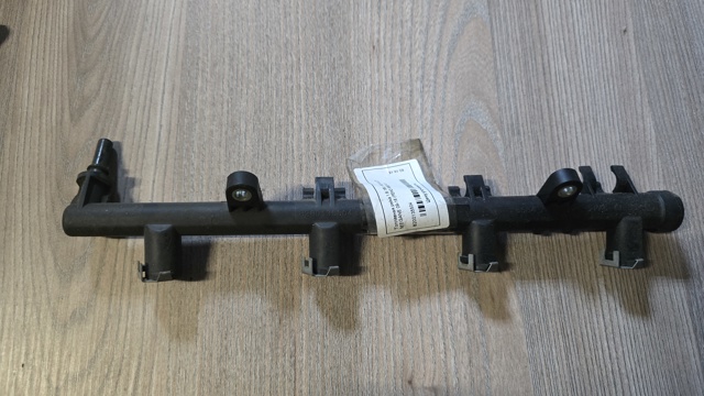 Рампа форсунок системи упорскування палива 8200135504 RENAULT