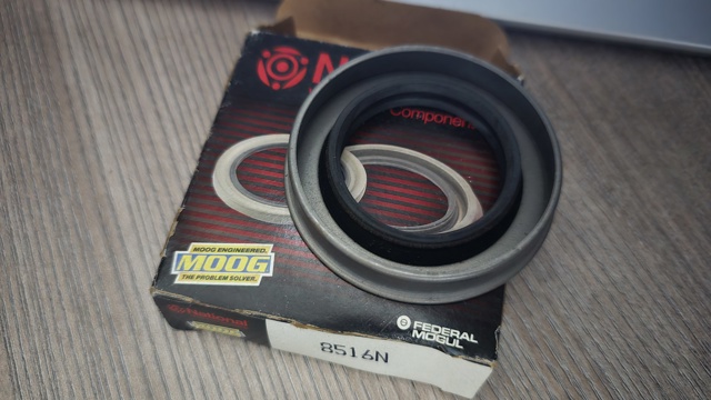 Сальник редуктора заднього моста 8516N NATIONAL