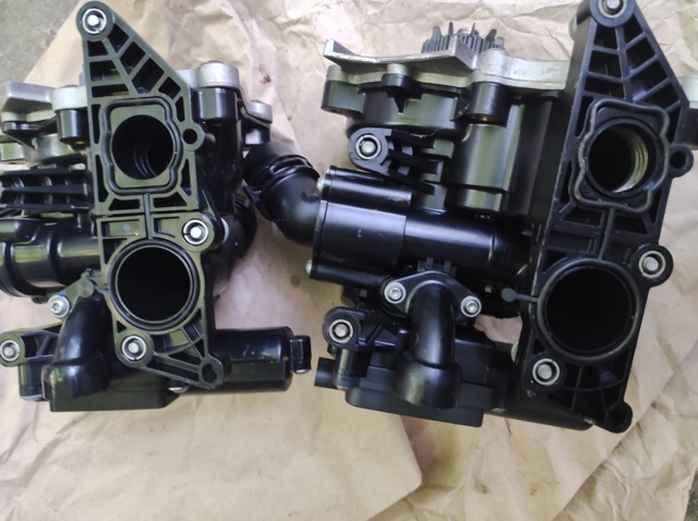 Водяний насос охолодження, з корпусом 06L121111F VAG