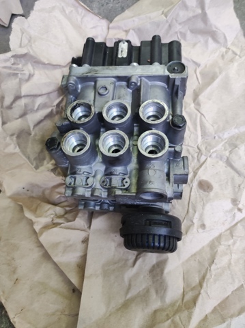 Блок шинних кранів 4729051110 WABCO