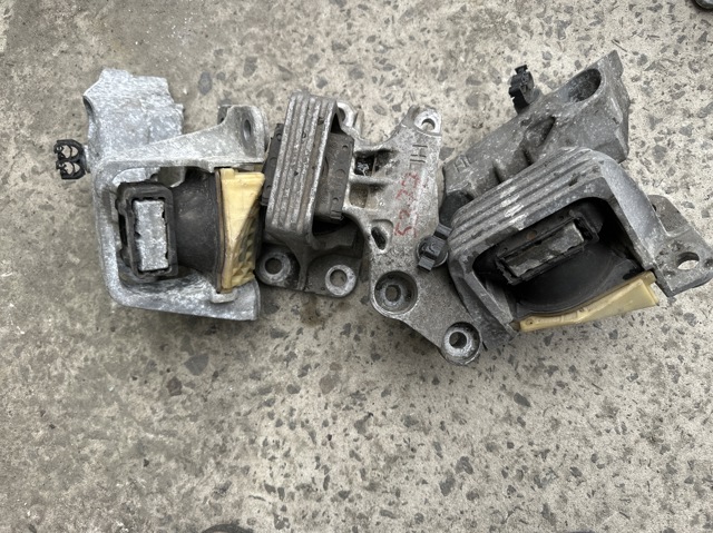 Права подушка мотора 112100017R RENAULT