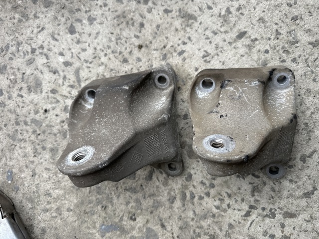 Кронштейн подушки (опори) двигуна, передньої 113320021R RENAULT