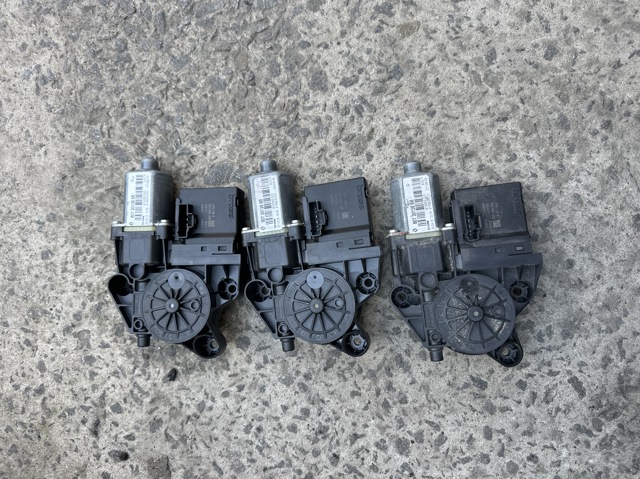 Двигун склопідіймача двері передньої, правої 807301396R RENAULT