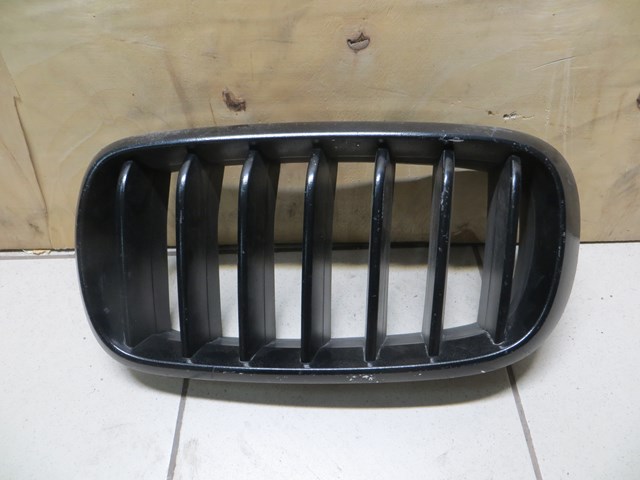 Решітка радіатора ліва 51137294485 BMW